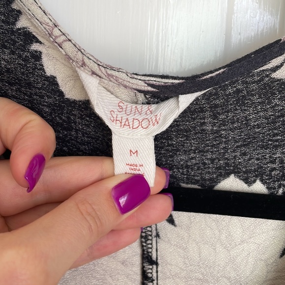 Beautiful tie flower top with flowy arms - Picture 3 of 4